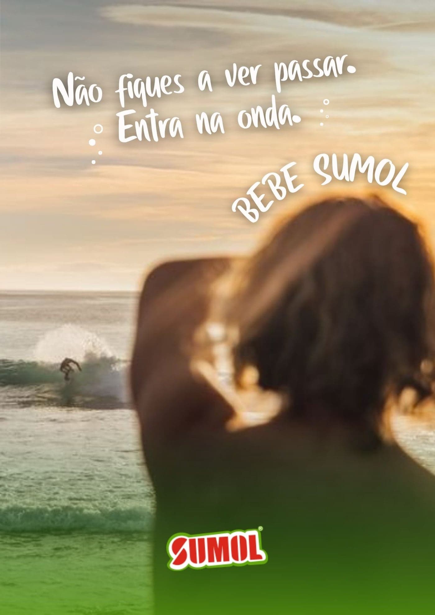 Cartaz Sumol, surfista ao pôr-do-sol, "Não fiques a ver passar. Entra na onda."