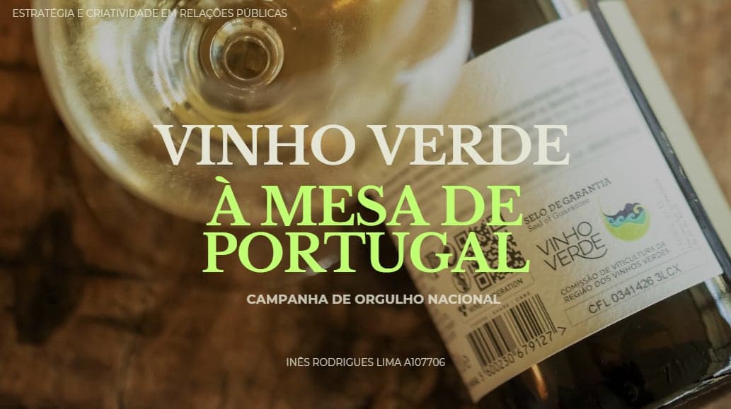 Garrafa e copo de Vinho Verde sobre madeira, "Vinho Verde à Mesa de Portugal".